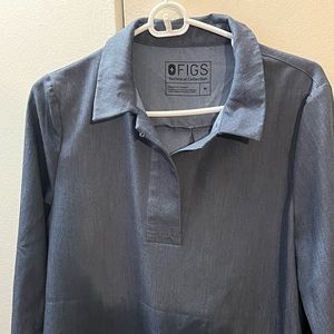 Figs long sleeve scrub top in the color denim. Gently worn no signs of wear